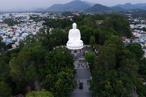 Chùa Nha Trang: Chùa Nha Trang là một trong những điểm đến tâm linh nổi tiếng của Việt Nam. Nơi đây có kiến trúc hoành tráng và linh thiêng, phản ánh sự đa dạng văn hóa của đất nước. Chùa cũng là địa điểm thu hút du khách đến tìm hiểu về Phật giáo và thử nếm những món ăn chay thơm ngon tại những quán cơm chay xung quanh. Hãy thưởng thức những hình ảnh tuyệt đẹp về chùa Nha Trang.
