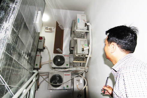 Cục nóng trong thang thoát hiểm tại khối căn hộ Mường Thanh Nha Trang Centre đang được di chuyển ra ngoài
