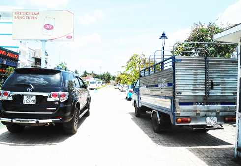 Vỉa hè thành bãi đậu xe