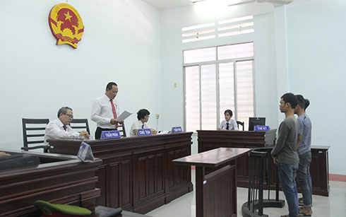 Nhậu say, ném đá vào ô tô!