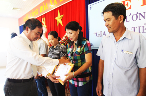 Trao thưởng cho 500 hộ tiết kiệm điện tiêu biểu ở Diên Khánh