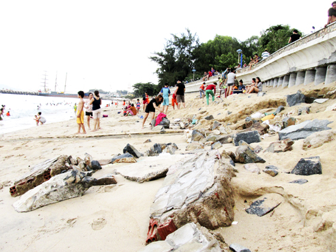 Cần dọn gạch đá trên bãi biển