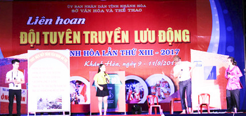 Phần thi câu chuyện thông tin của Đội tuyên truyền văn hóa lưu động huyện Cam Lâm.