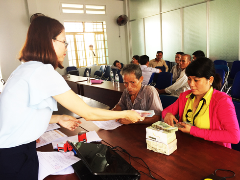 Chi trả tiền bồi thường, hỗ trợ cho 8 hộ dân bị sạt lở đất ở Phước Đồng