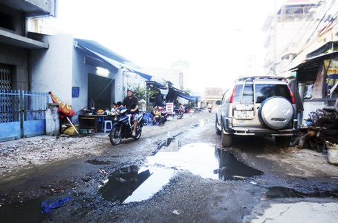 Nhiều đường quanh chợ Đầm xuống cấp