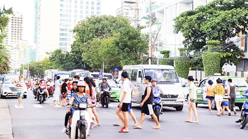 Xung đột giao thông giữa người đi bộ và các phương tiện tham gia giao thông trên đường Trần Phú