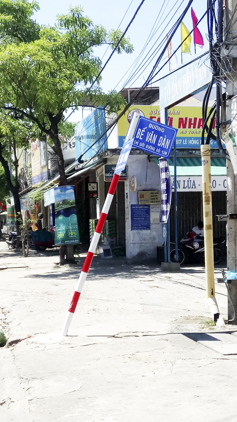 Trụ biển tên đường bị nghiêng