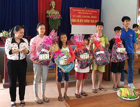 Tặng 40 suất quà cho trẻ em Vĩnh Lương