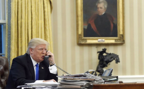 Tổng thống Mỹ Donald Trump điện đàm với Tổng thống Pháp (Ảnh: Reuters)