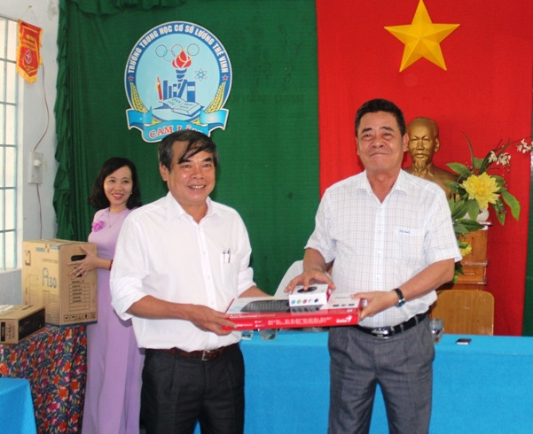 Ông Lê Thanh Quang trao tượng trưng máy tính cho Trường THCS Lương Thế Vinh.