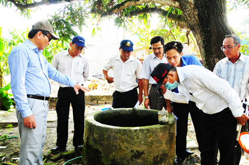 Đồng chí Nguyễn Đắc Tài cùng các cơ quan chức năng kiểm tra tình hình sốt xuất huyết tại xã Suối Tân