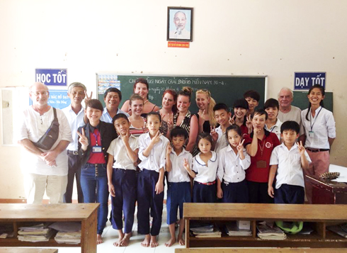 Sinh viên đến từ Bỉ giao lưu với trẻ em tại Trung tâm Bảo trợ xã hội và Công tác xã hội thị xã Ninh Hòa