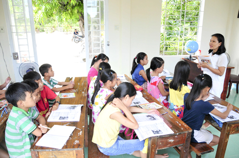 Lớp học tiếng Anh miễn phí do tổ chức Aid for kids tổ chức cho học sinh nghèo ở huyện Cam Lâm thông qua Liên hiệp Các tổ chức hữu nghị tỉnh