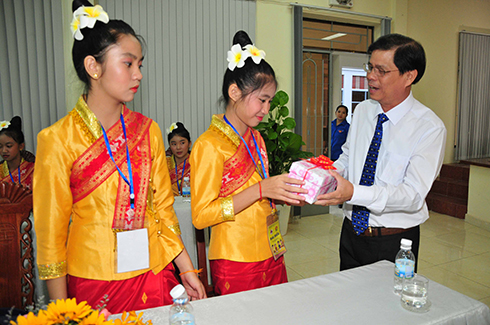 Ông Nguyễn Tấn Tuân tặng quà cho các thiếu nhi Lào