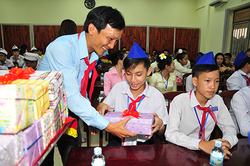 Lãnh đạo Tỉnh đoàn Khánh Hòa tặng quà cho các thiếu nhi Lào