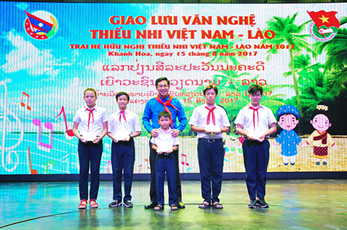 Ông Alouxay Sounnalath trao học bổng cho các học sinh có hoàn cảnh khó khăn của tỉnh Khánh Hòa