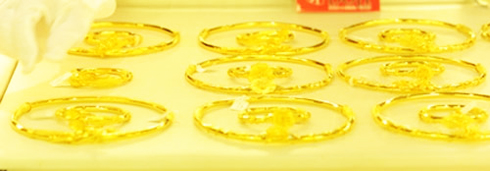 Giá vàng hôm nay 16/8: Dồn nhau tháo chạy, vàng đổ dốc