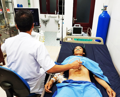 Cấp cứu 1 ngư dân bị nạn trên biển