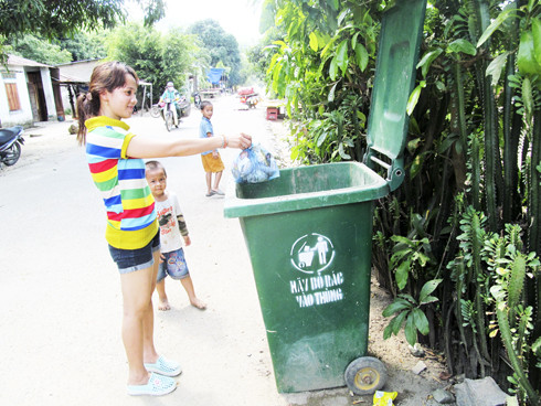 Người dân xã Cầu Bà có ý thức bỏ rác vào thùng