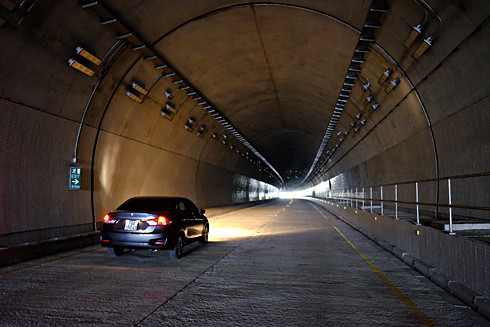 Hầm Cổ Mã dài 500m, gồm 2 ống hầm song song cách nhau 30m, tốc độ thiết kế khi qua hầm là 80km/giờ