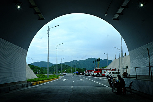 Người điều khiển phương tiện giao thông hoàn toàn được lựa chọn đi đường đèo hoặc đường hầm