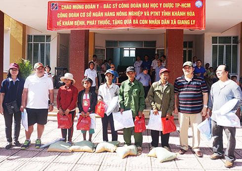 Khám bệnh, phát thuốc, bàn giao nhà tình thương tại Khánh Hòa