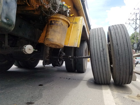 Xe bồn chở xăng tuột bánh trên phố