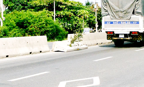 Bê tông dải phân cách bị đổ