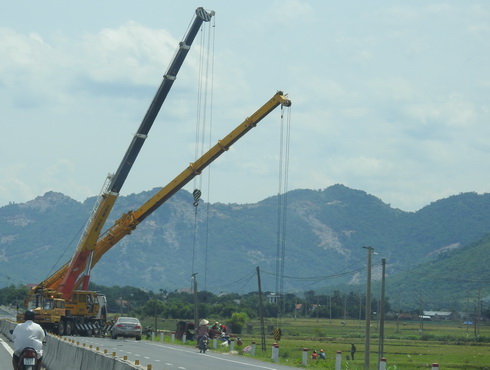Xe container chở 4 ô tô lao xuống ruộng
