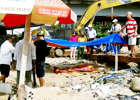 Phát hiện nam thanh niên chết tại chân cầu Xóm Bóng