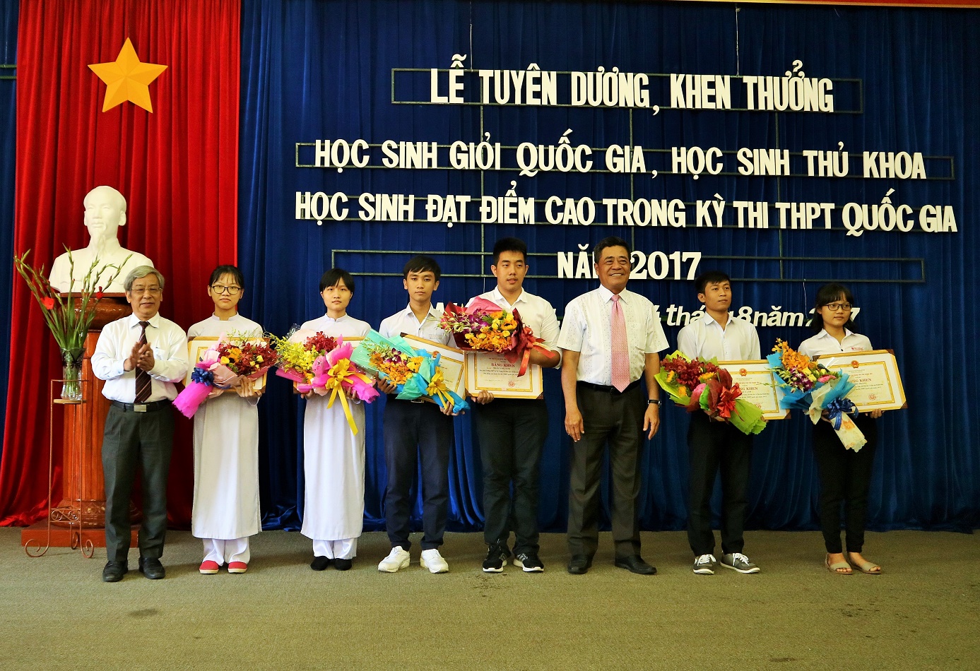 Tuyên dương 288 học sinh xuất sắc