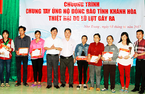 Hội doanh nhân trẻ Khánh Hoà tặng quà cho người dân bị sập nhà  do lở núi ở xã Phước Đồng (TP. Nha Trang) 