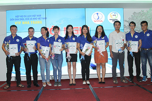 Các thành viên có hoạt động tích cực nhận bằng vinh danh của VTF Việt Nam