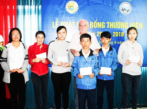 Trao 110 suất học bổng cho học sinh, sinh viên nghèo