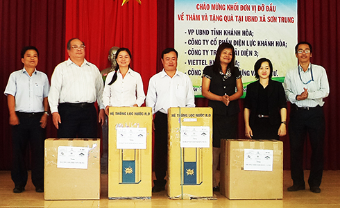 Tặng quà cho xã Sơn Trung