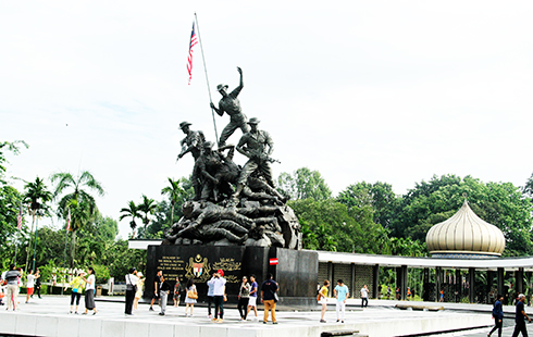 Du khách tham quan đài tưởng niệm quốc gia Malaysia