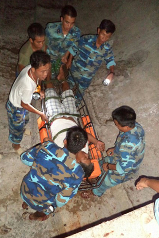 Chuyển nạn nhân vào đảo.