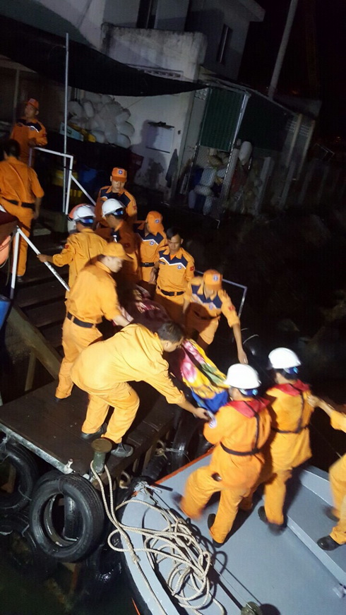 Đưa thi thể ngư dân Tình vào bờ.