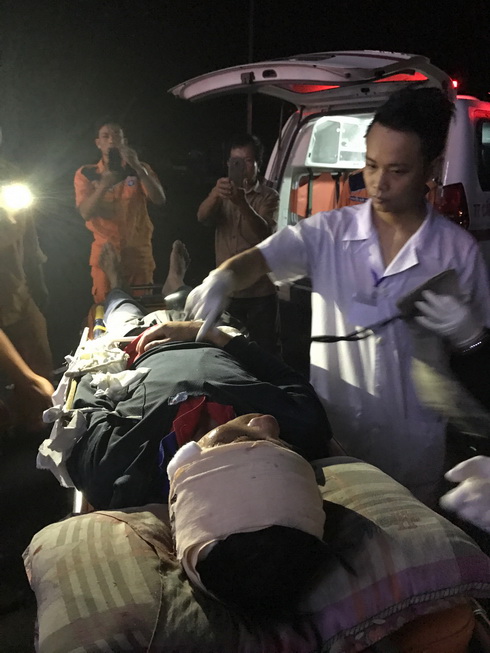 Ngư dân Kỳ được thăm khám ngay khi được đưa vào cảng Nha Trang.