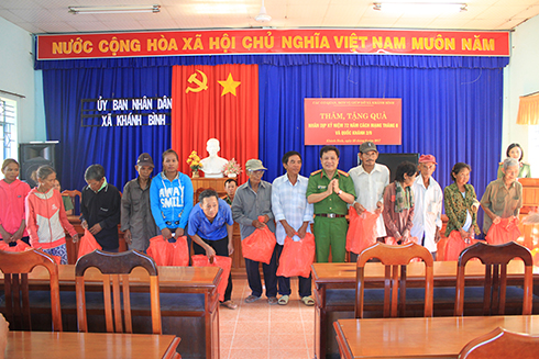 Đại tá Nguyễn Văn Ngàn – Phó Giám đốc Công an tỉnh tặng quà cho các hộ đồng bào có hoàn cảnh khó khăn