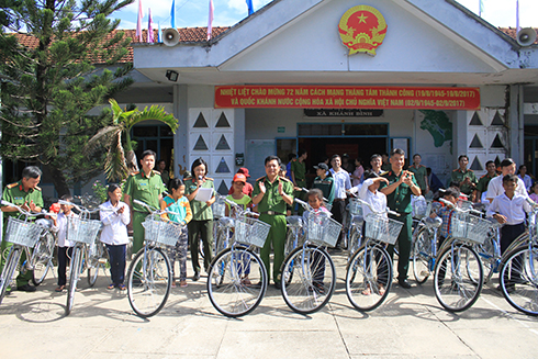 Các đơn vị trao 25 chiếc xe đạp cho các học sinh tiểu học xã Khánh Bình