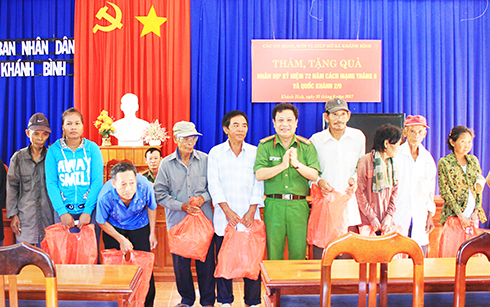 Thăm, tặng quà cho người dân xã Khánh Bình