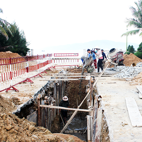 Hệ thống thoát nước mưa khu vực Công viên Văn hóa Yến sào đang được xây dựng