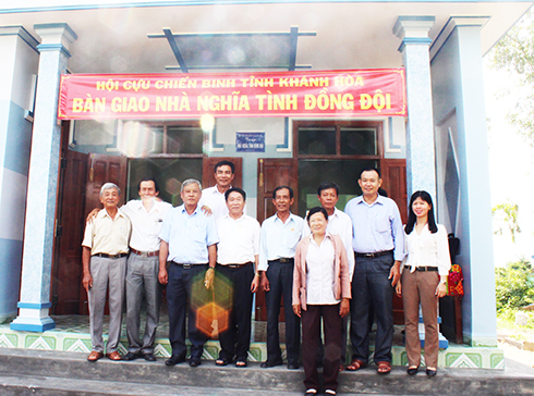 Bàn giao nhà "Nghĩa tình đồng đội"