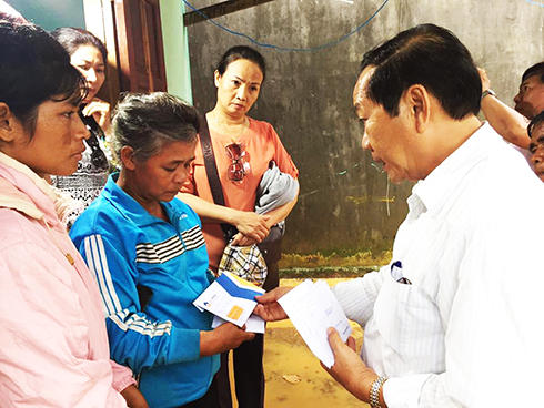 Hỗ trợ các gia đình trong vụ nổ ở Khánh Sơn 24 triệu đồng