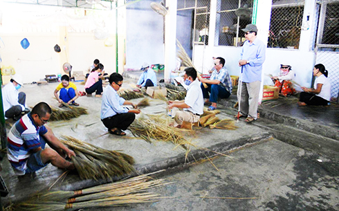 Các hội viên đang làm chổi