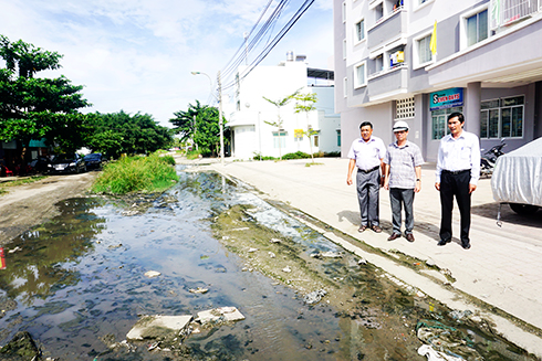 Đồng chí Nguyễn Tấn Tuân kiểm tra thực tế tại khu dân cư AT