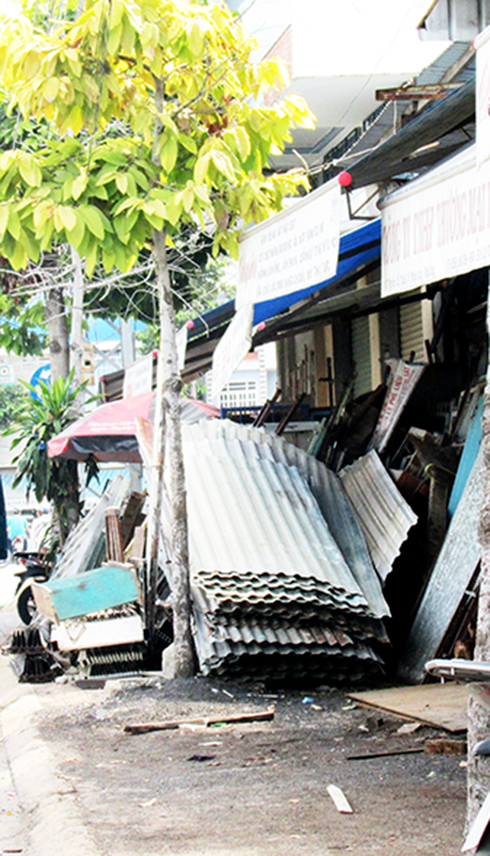 Vỉa hè thành nơi chứa phế liệu