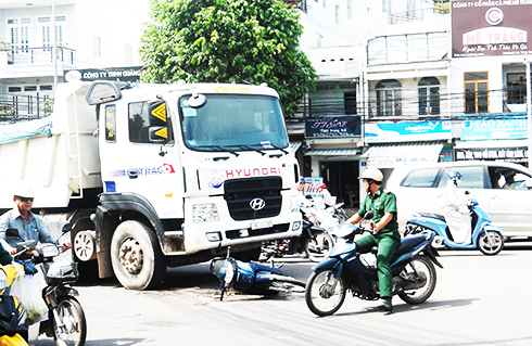 Một phụ nữ bị xe ben cuốn vào gầm