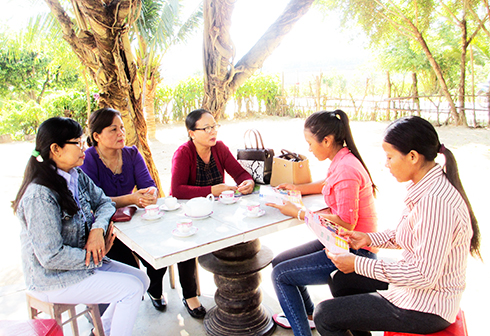 Cán bộ dân số xã tuyên truyền nâng cao vai trò của nữ giới tại nhà người dân